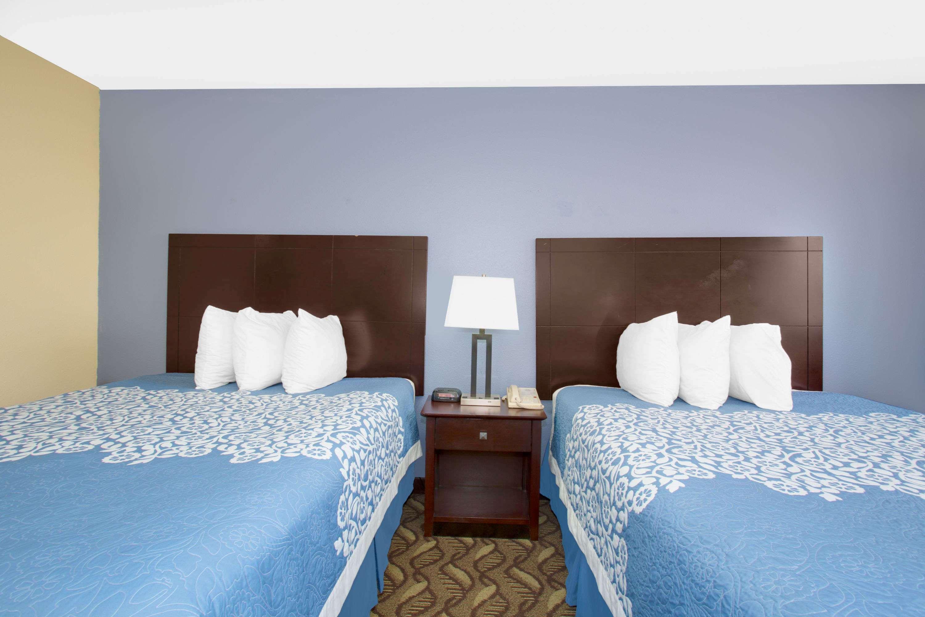 Days Inn By Wyndham נורת' פלאט מראה חיצוני תמונה